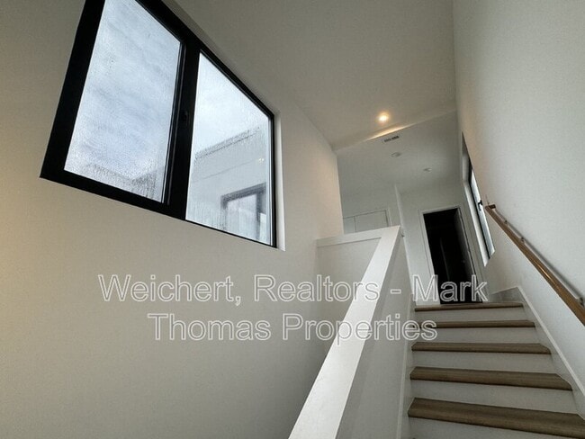 Building Photo - 1115 Nova St