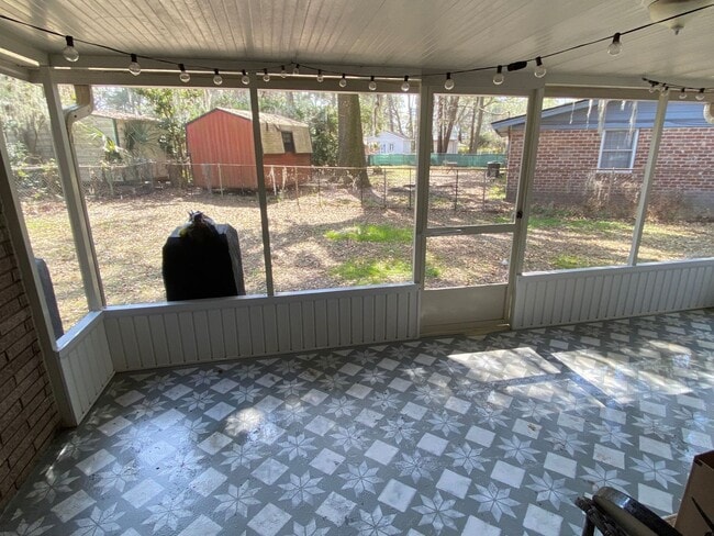 Building Photo - l2432 Largo Drive- furnished