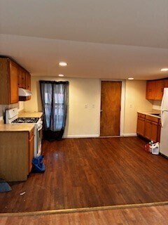 Building Photo - 570 Main St