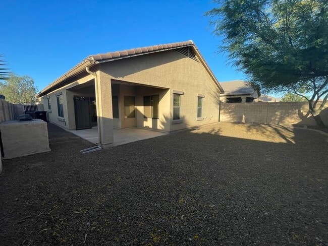 Building Photo - READY TO VIEW NOW! Spacious 3 Bed 2 Bath Home in Surprise Farms!