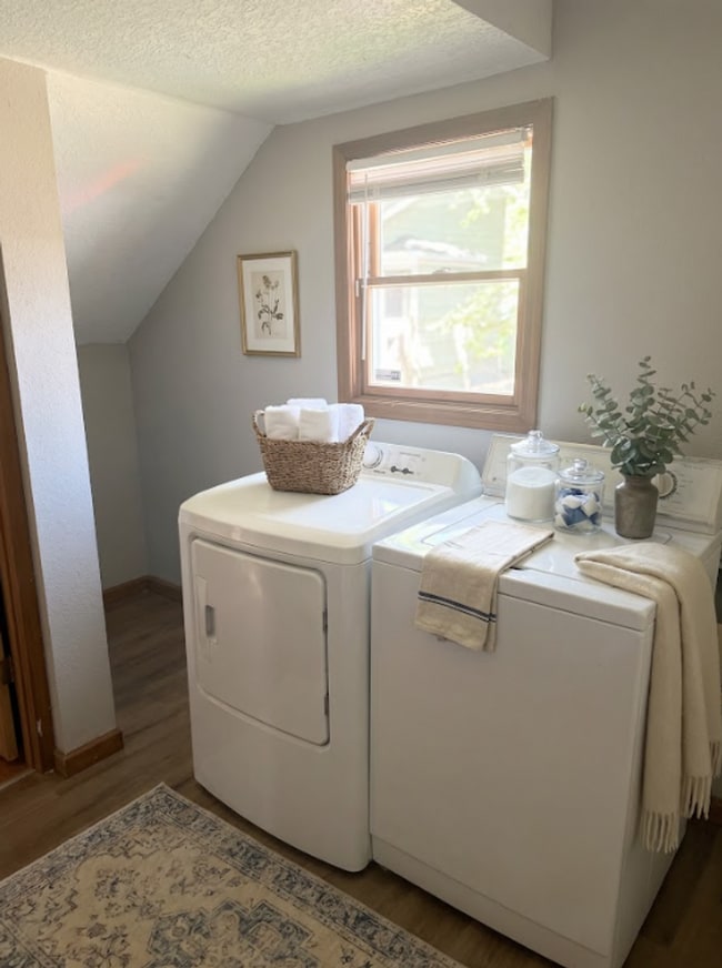 Building Photo - Spacious 5BR Home Near Drake — Porch, Garage & Tons of Space