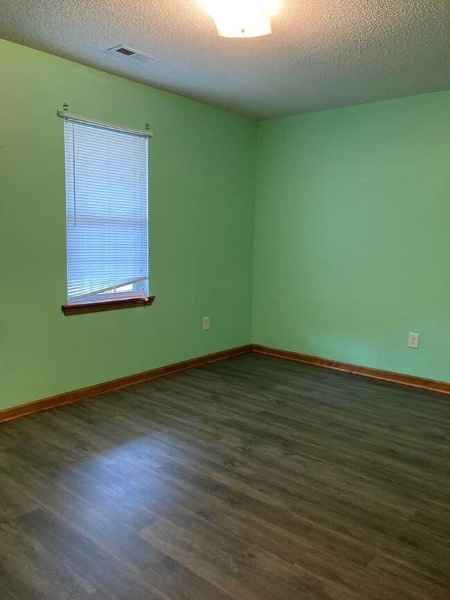 Building Photo - Well Maintained, 3 Bedroom Home on a Corne...