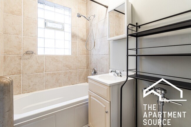 Building Photo - 542 W Surf St