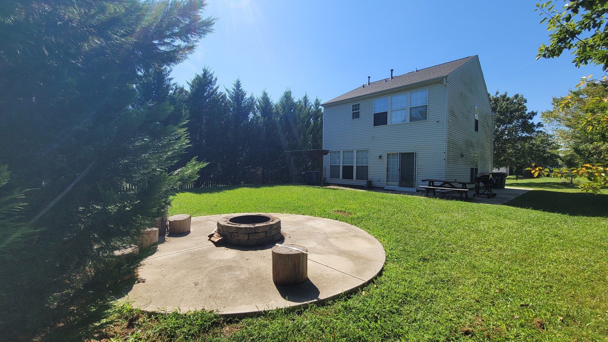 Fire pit - 10820 Rumson Ct