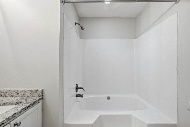 Building Photo - Oakhurst Living at Its Finest (Fresh Paint - New Carpet)