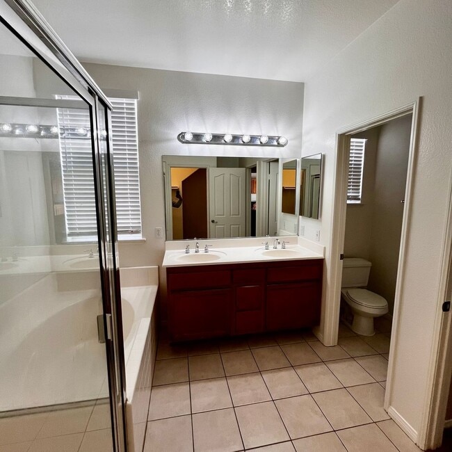 Building Photo - 5 BEDROOM VICTORVILLE HOME
