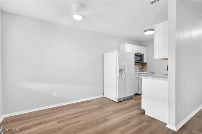 Building Photo - 4627 Bayshore Dr