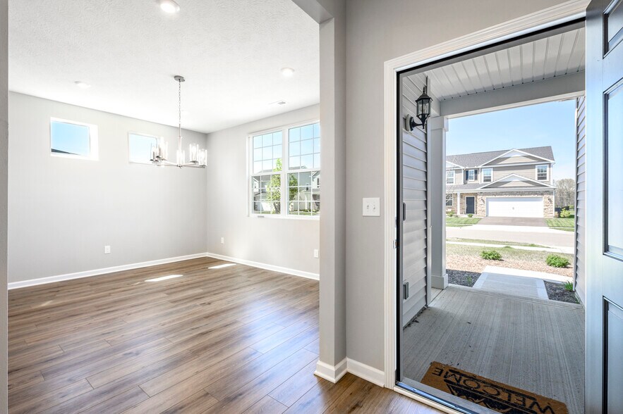 Building Photo - 1573 Crest Dr
