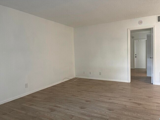 Building Photo - 306 E Ocean Ave
