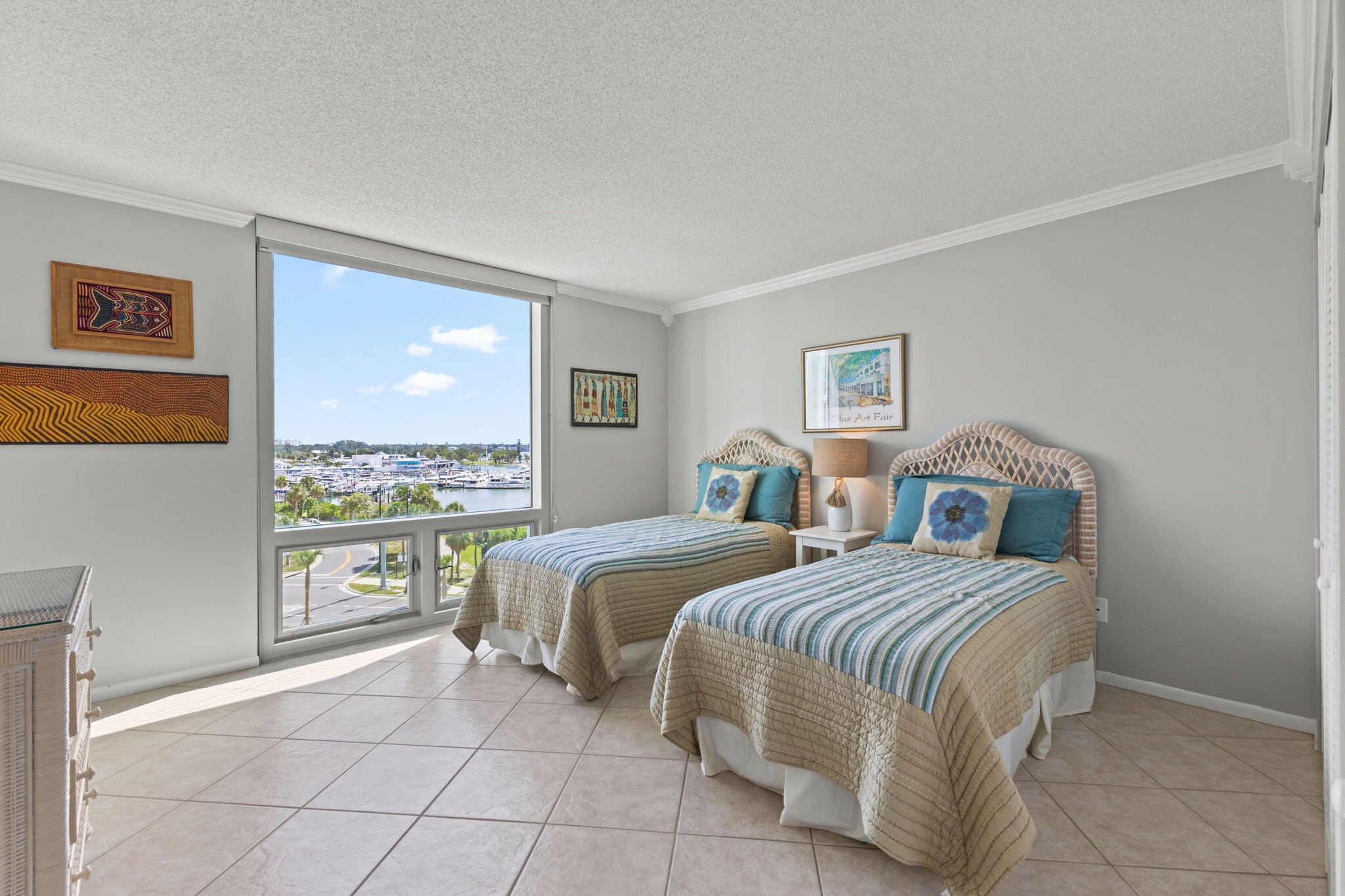 Twin Beds in Guest Room - 1111 N Gulfstream Ave