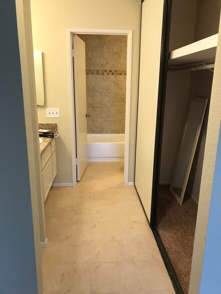 Building Photo - 10910 Summerdale Way