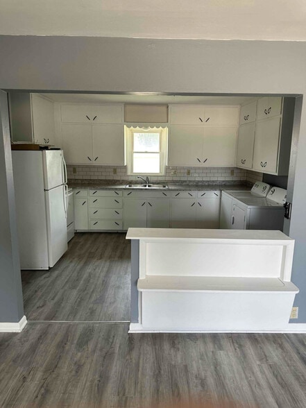 Building Photo - 149 E 1st St