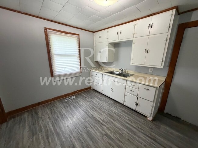 Building Photo - 1206 Robinson-