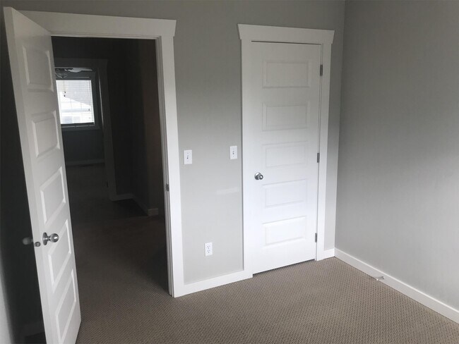 Building Photo - 1717 Bluestone Dr