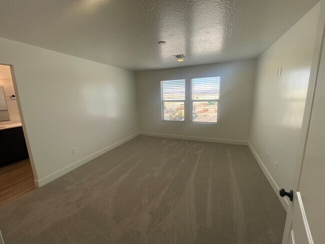 Building Photo - Beautiful Townhome! Washer and dryer included.