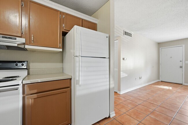 Building Photo - Charming 2 Bedroom Condo with Community Pool!