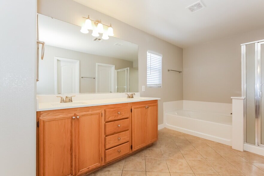 Building Photo - 2420 Cockatoo Dr