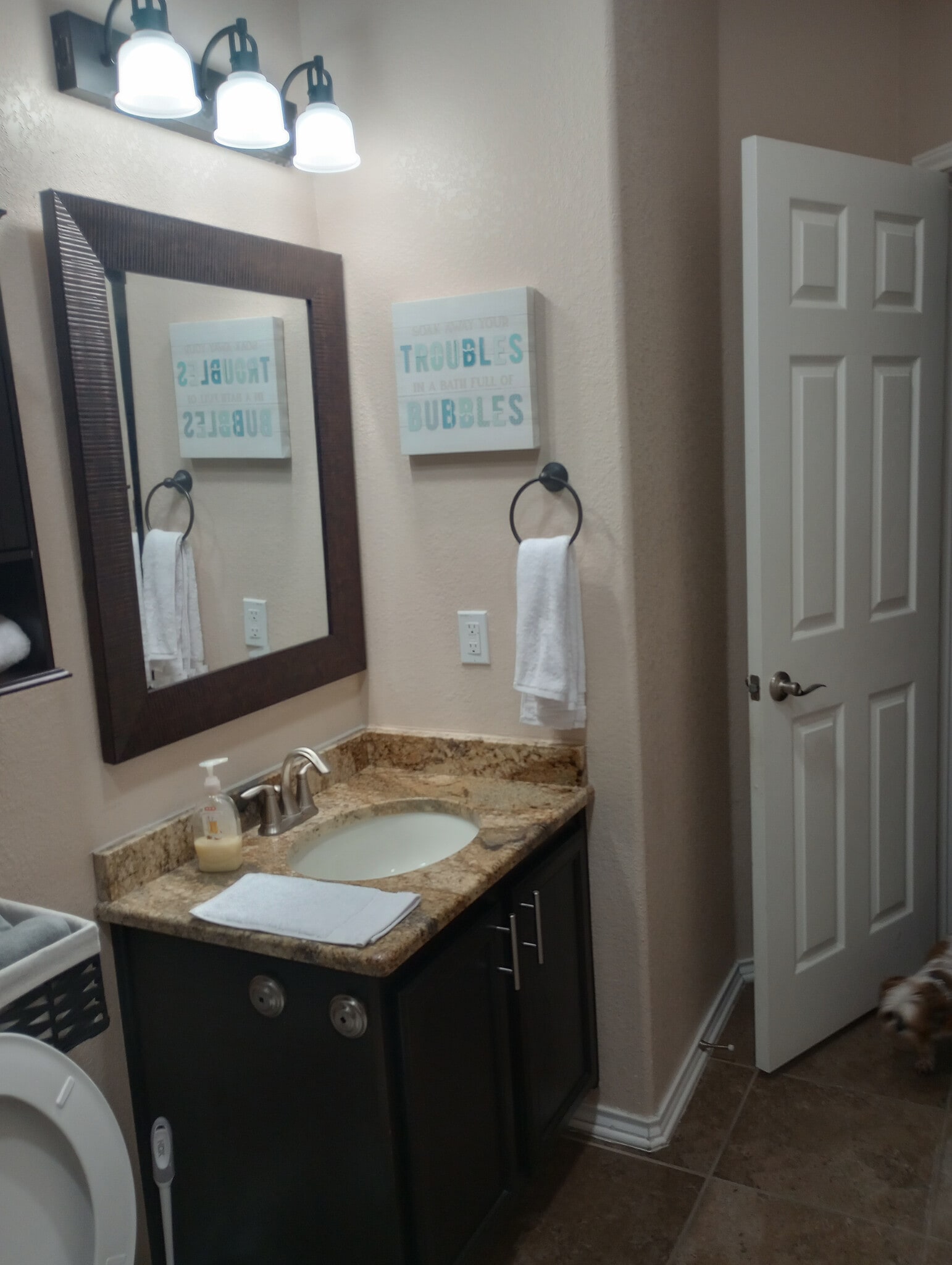 Building Photo - Room in House on Arabian King