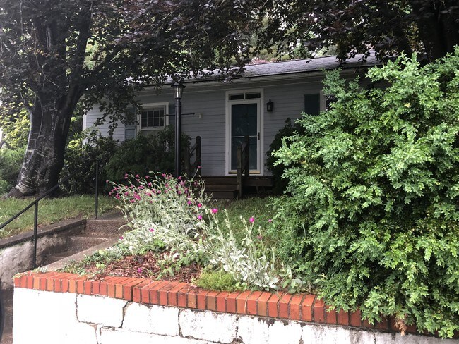 Building Photo - 1525 Dawnview Dr