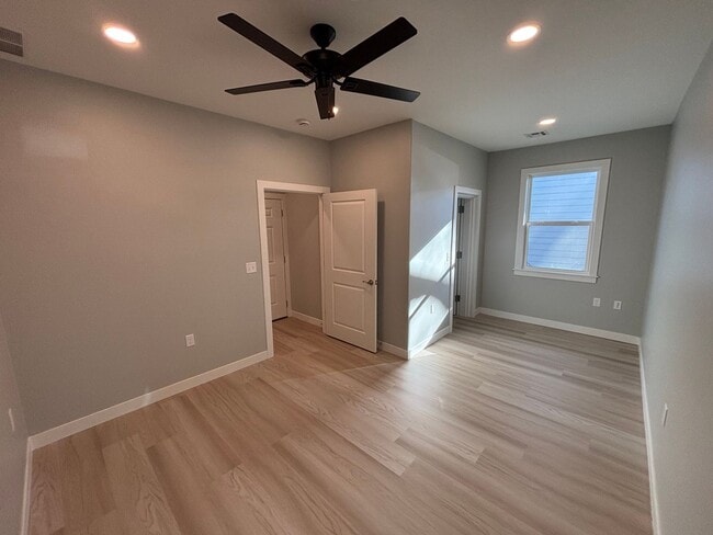 Building Photo - Stunning New Build in Central Manhattan! Available NOW!