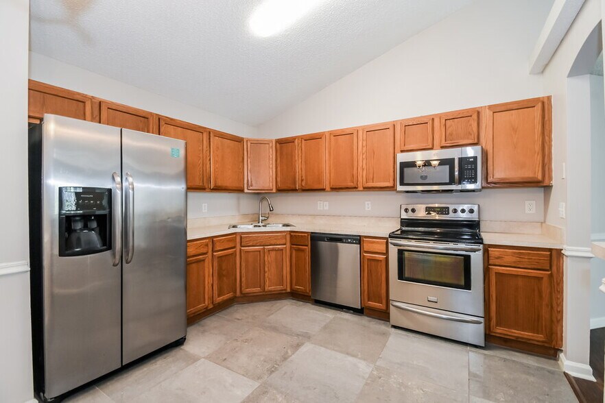 Building Photo - 2025 Hunters Trace Cir