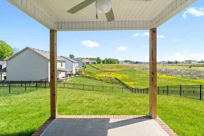 Building Photo - Pet Friendly Three Bedroom!