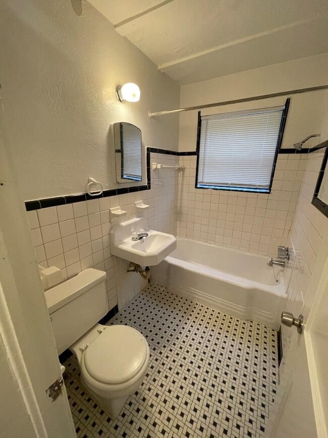 Building Photo - 1 Bed 1 Bath Duplex For Lease August 3!