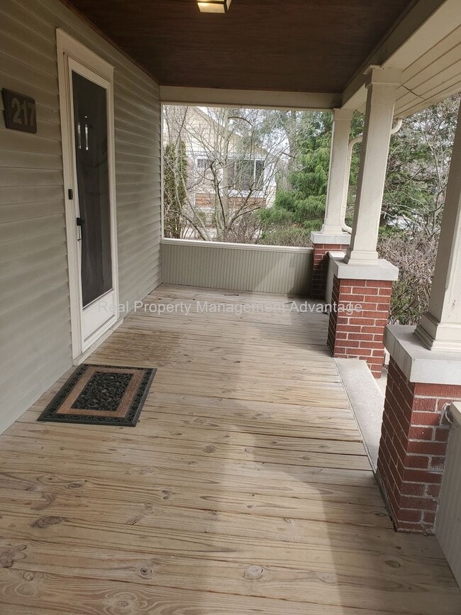 Building Photo - Craftsman Style, Modern Amenities Steps fr...