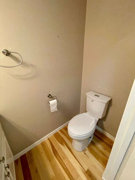 Building Photo - Large 1BR with New Carpeting!!!!