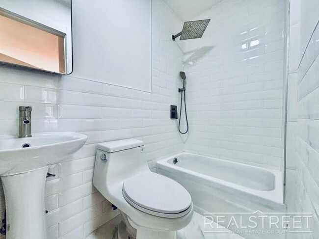 Building Photo - 3 bedroom in BROOKLYN NY 11233