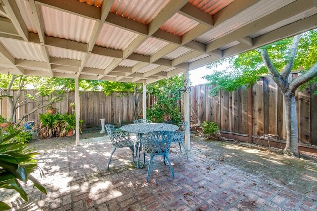Building Photo - 1534 Crespi Dr