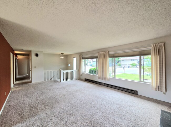 Building Photo - ** Oversized 4-Bedroom House w/ 2-Car Garage, & Fenced Backyard in a great Wenatchee Neighborhood!