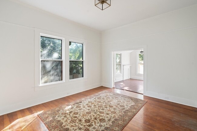 Building Photo - 603 E Losoya St