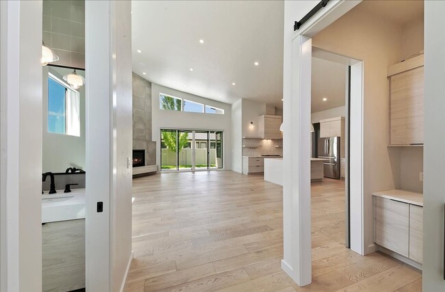 Building Photo - Modern Luxury Meets Everyday Comfort in Me...