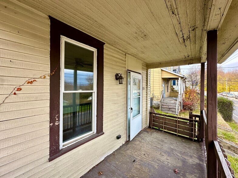 Building Photo - 154 Elmwood St