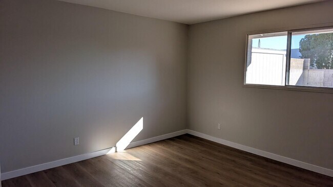 Building Photo - 1941 E Manhatton Dr