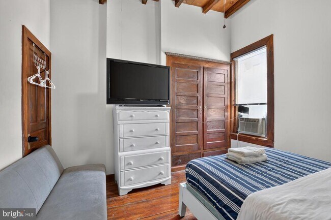 Building Photo - 4107 Ludlow St