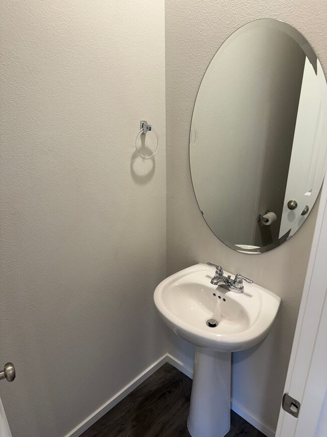 Building Photo - Goregous 2 Bedroom Townhome with 2 Car Gar...