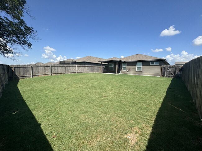 Building Photo - Charming single story 3-bedroom 2-bath hom...