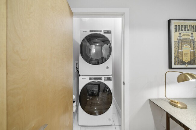 Building Photo - 122 W Elder St