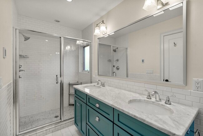 Building Photo - 2 Crystal Pl