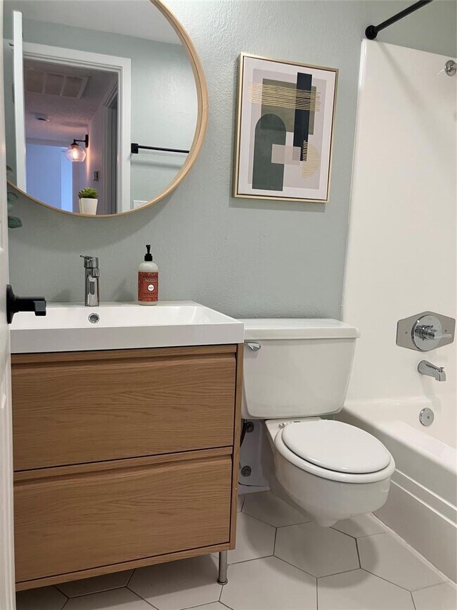 Building Photo - 5914 Lago Vista Way