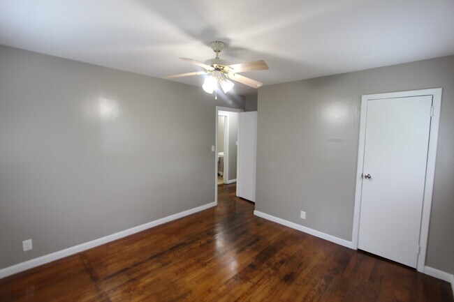 Building Photo - New On The Market!  3 Bedroom 1 Bath + Lar...