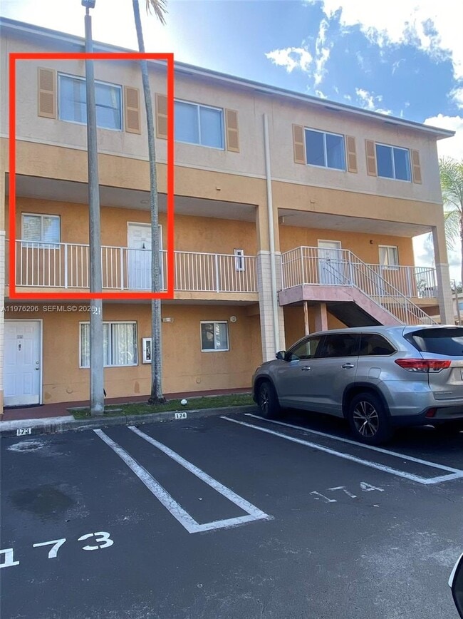 Building Photo - 6245 SW Kendale Lakes Cir