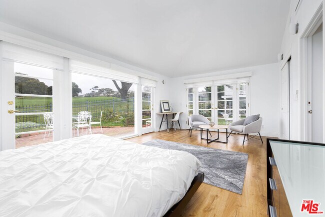 Building Photo - 1110 W Muirlands Dr