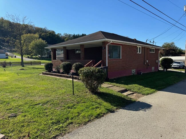 Building Photo - Updated 2 Bedroom Ranch Home in Elizabeth ...