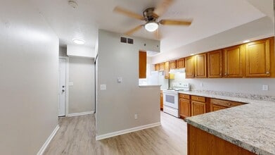 Building Photo - 3 Bedroom/1 bathroom renovated townhouse.