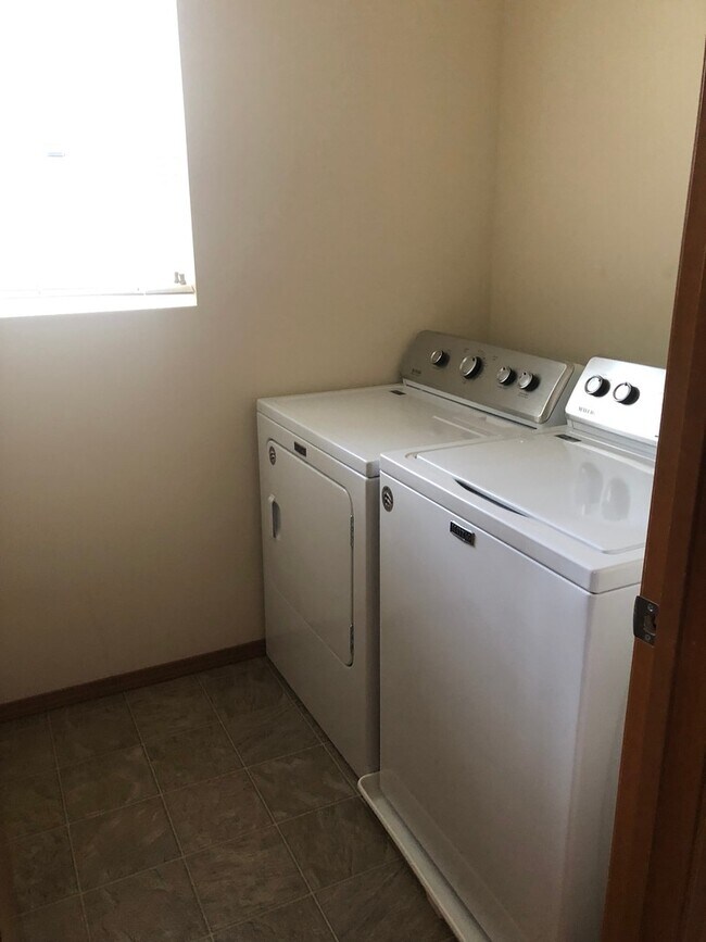 Building Photo - Huntington Duplex