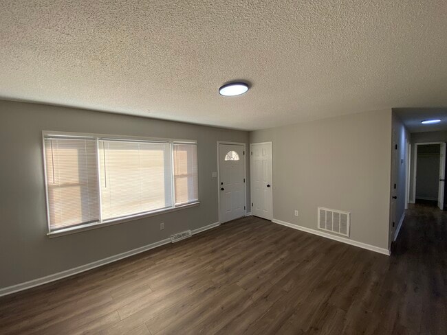 Building Photo - 3200 Northwynn Dr