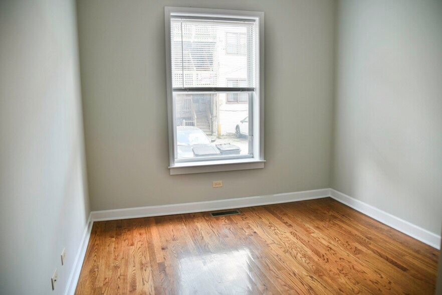 Building Photo - 850 W Cornelia Ave